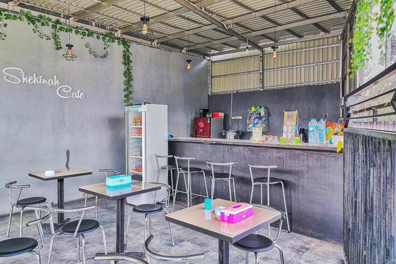 Shekinah Homestay & Cafe Waikabubak Mitra Reddoorz エクステリア 写真