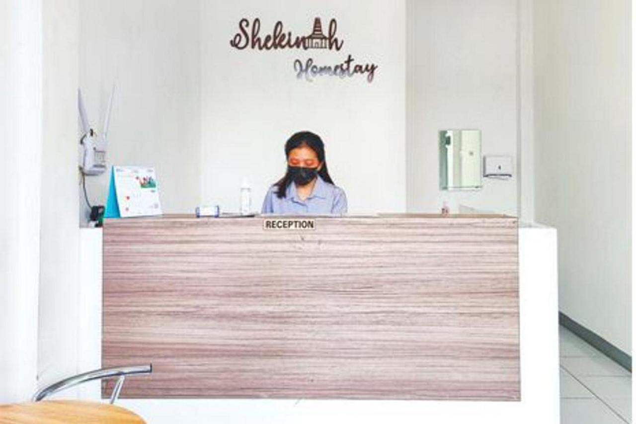 Shekinah Homestay & Cafe Waikabubak Mitra Reddoorz エクステリア 写真
