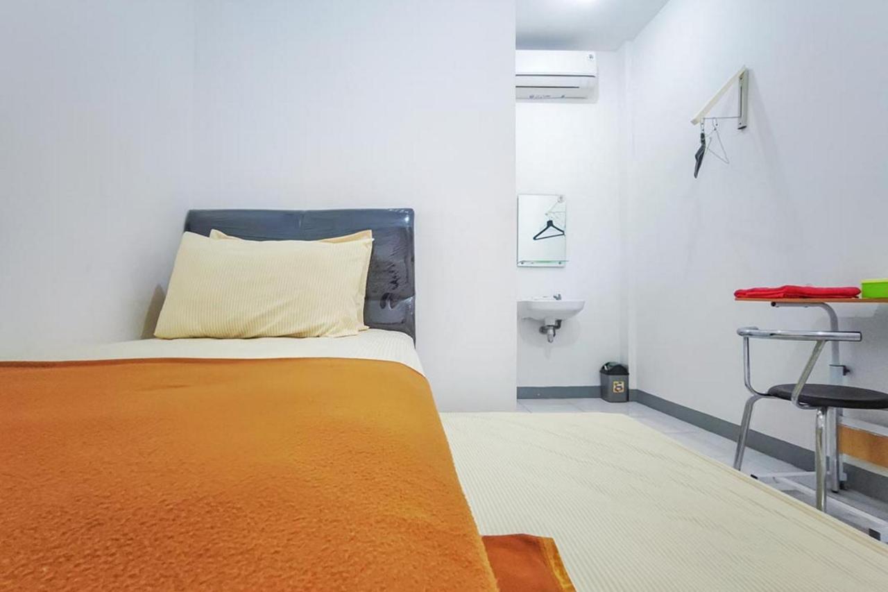 Shekinah Homestay & Cafe Waikabubak Mitra Reddoorz エクステリア 写真