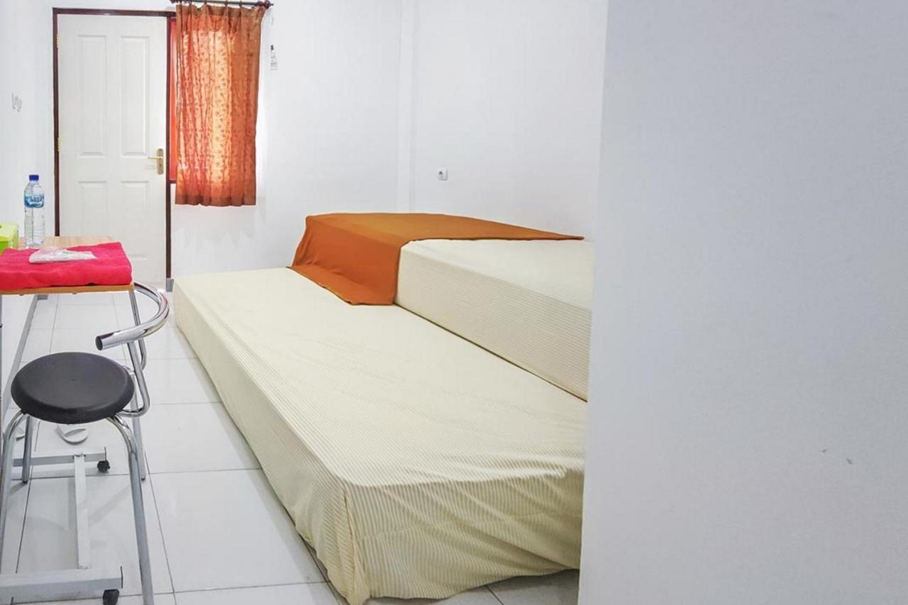 Shekinah Homestay & Cafe Waikabubak Mitra Reddoorz エクステリア 写真