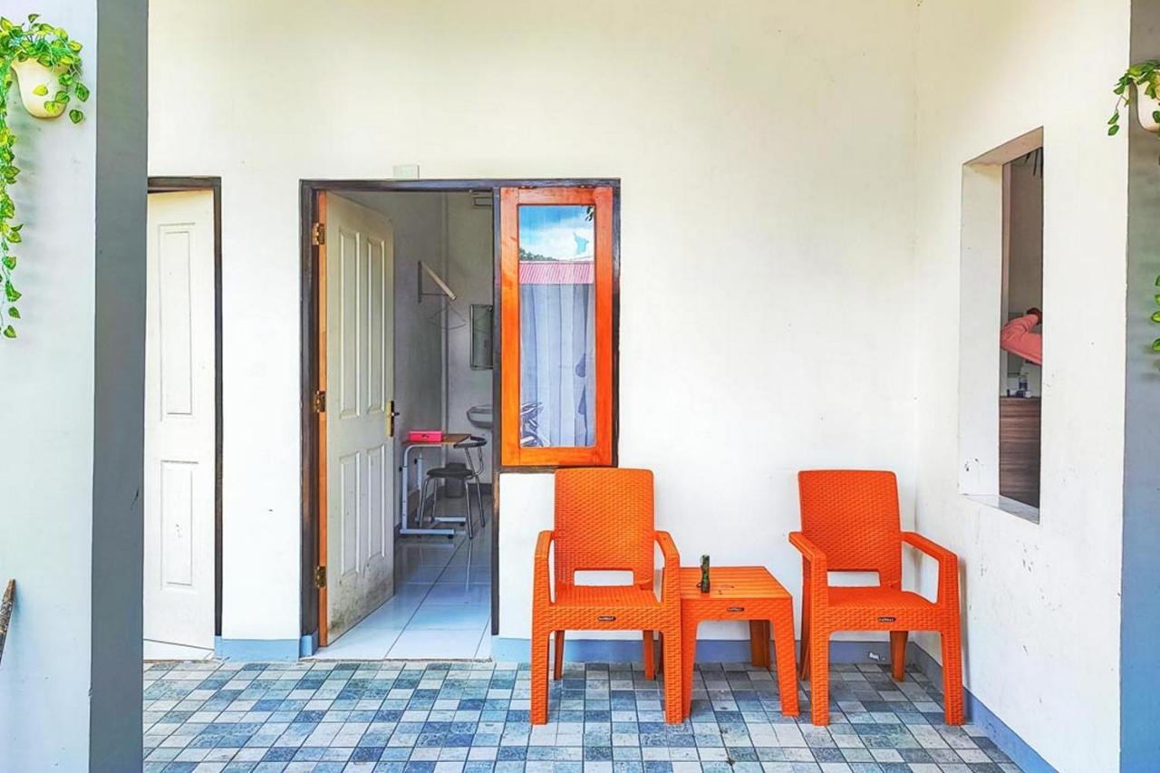 Shekinah Homestay & Cafe Waikabubak Mitra Reddoorz エクステリア 写真