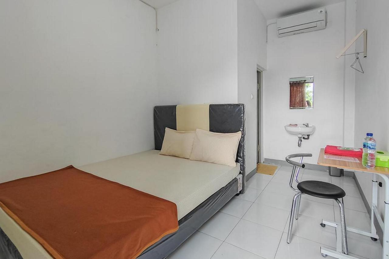 Shekinah Homestay & Cafe Waikabubak Mitra Reddoorz エクステリア 写真